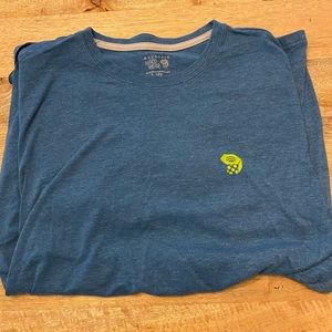 Men’s Large Mountain Hardwear tee